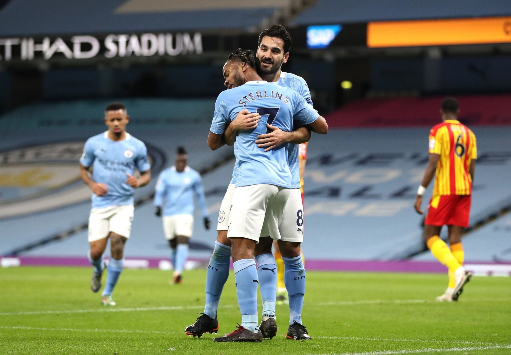 里夫斯高效表现助力球队，下半场及时调整展现实力（里夫斯高效发挥助推球队，下半场迅速调整彰显实力）